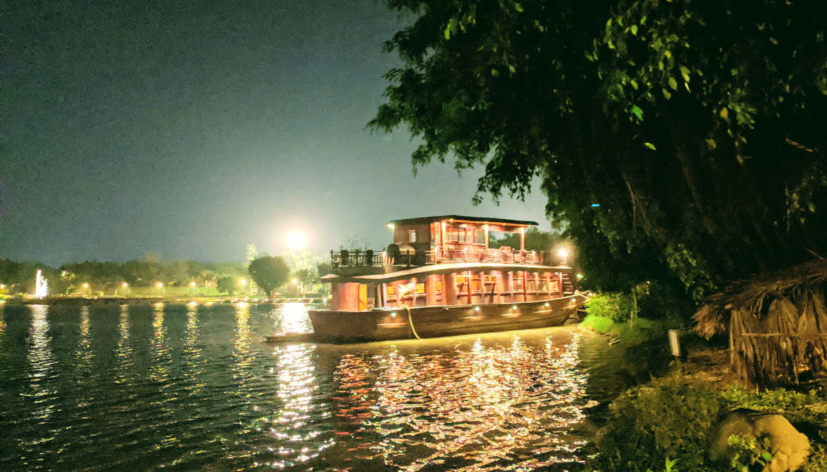 Công viên Hồ Thiên Nga Ecopark ban đêm